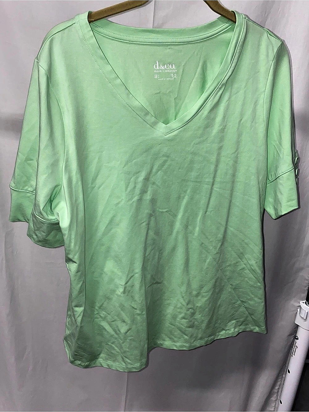 d&co. Women's V-Neck Top in Green Large Like New